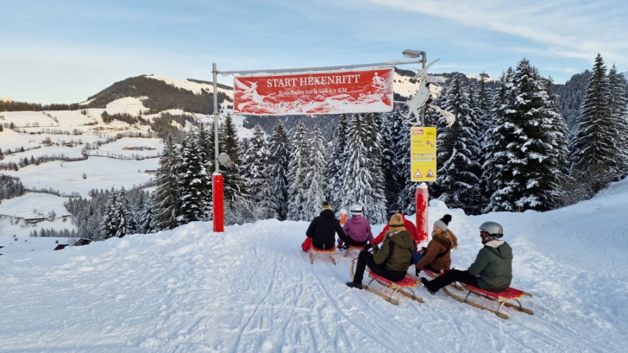 Rodelen hoort bij een wintersportvakantie.